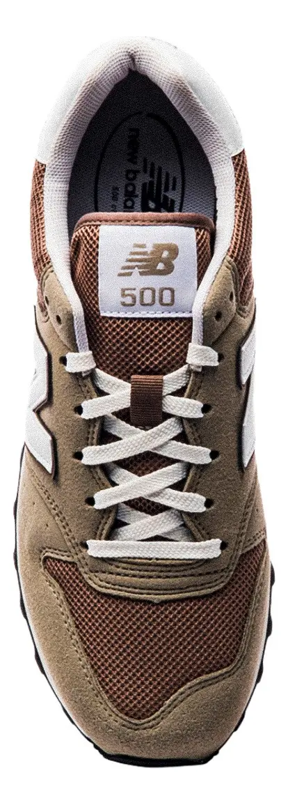 Vista frontal do tênis New Balance 500 V2 mostrando o cadarço e a lingueta com o logo