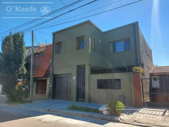 Casa  En Alquiler - 5 Ambientes Con Cochera - Quilmes Oeste, Inmejorable Ubicacion.!!