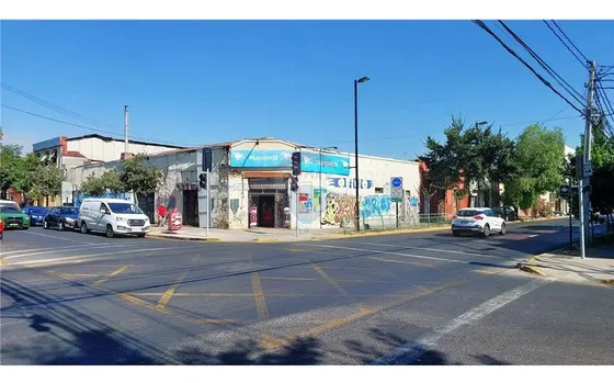 Amplio Local En Calle De 528 Metros Totales