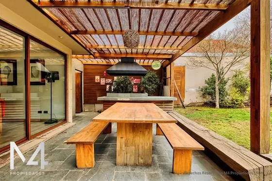Casa En Venta De 5 Dorm. Los Dominicos, En Las Condes