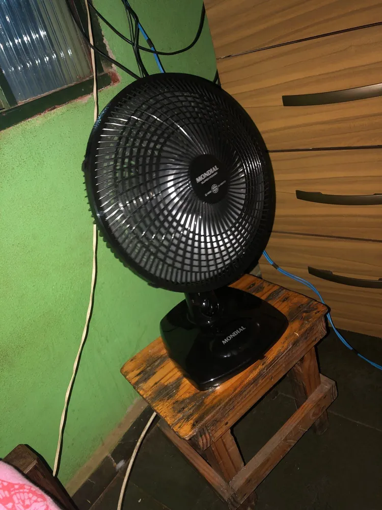 Ventilador Mondial VSP-30-B sendo utilizado em um quarto