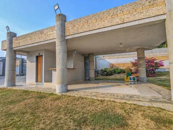 Town House En 80% Remodelado En Venta Con Planta Eléctrica 100% En Colinas De Guataparo.
