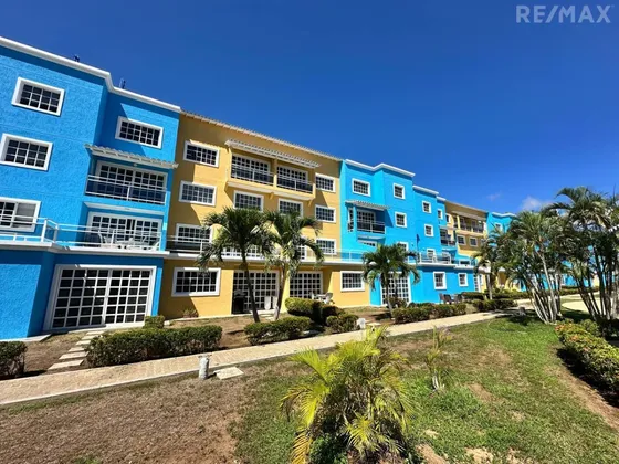 Re/max 2 Mil Vende Townhouse En Urbanización La Marina, Con Zona Residencial Y Con Piscina