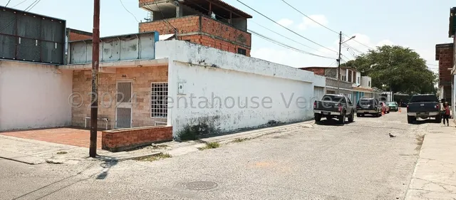 Casa Local En Venta En Barquisimeto Zona Centro Codigo 2 5  3   2  6 2  Mildred Excelente Oportunda De  Muy Fácil Acceso De Contar  Tus Con Oficinaspara Tu Empresa Posee Cocina 5habitaciones Y Deposit