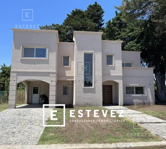 Casa En Venta C/renta Frente A Plaza. 3 Dormitorios Y Dependencia. Barrio Cerrado San Matias, Escoba