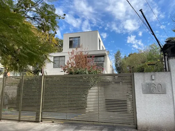 Oportunidad! Amplia Casa En Barrio Residencial