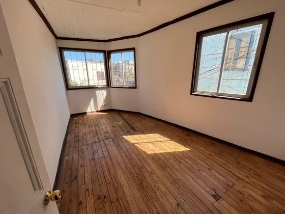 Vende Amplia Casa En Pasaje Ecuador Valparaíso