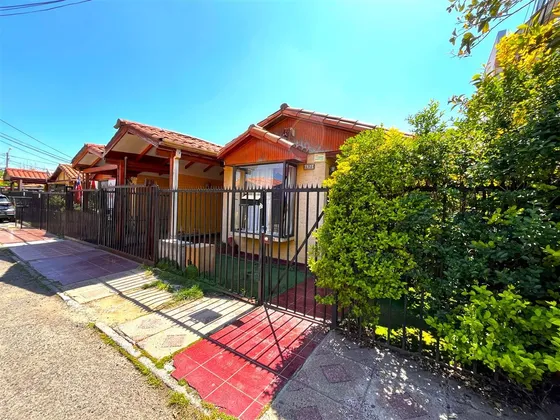 Casa En Venta De 3 Dorm. En Maipú