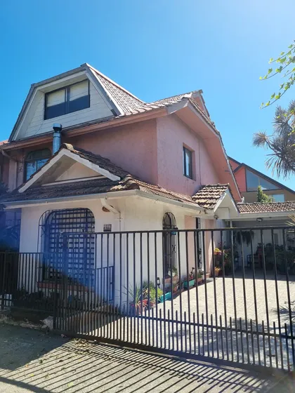 Casa En Venta A Pasos De Colegio Sagrados Corazones