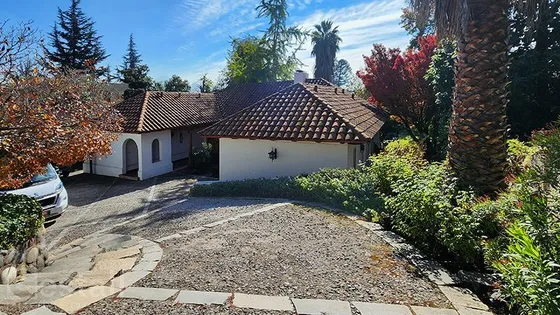 Casa En Arriendo De 5 Dorm. 4 Baños En Las Condes