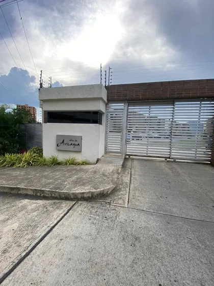 Townhouse De 2 Niveles En Venta En Jardín Mañongo, Naguanagua, Conjunto Residencial Altos De Aricagua. Lm.p