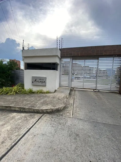 Townhouse De 2 Niveles En Venta En Jardín Mañongo, Naguanagua, Conjunto Residencial Altos De Aricagua. Lm.p