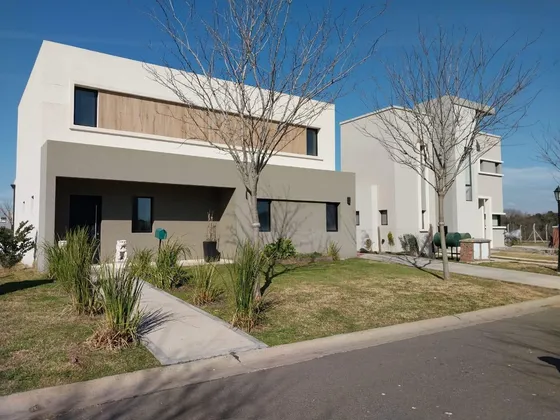 Casa En  Venta Y Alquiler En Barrio San Ramon 