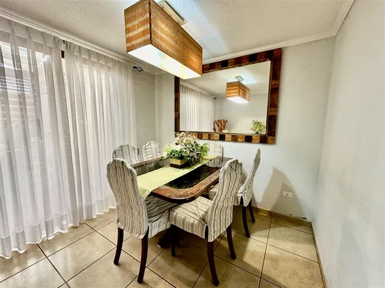 Casa En Venta De 3 Dorm. En Maipú