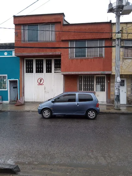 Se Vende Casa Con Bodega - Barrio Centenario 