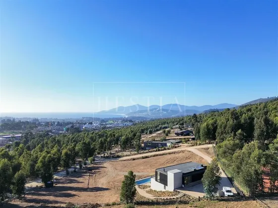 Casa De Moderno Diseño Y Finas Terminaciones En 5000 M2
