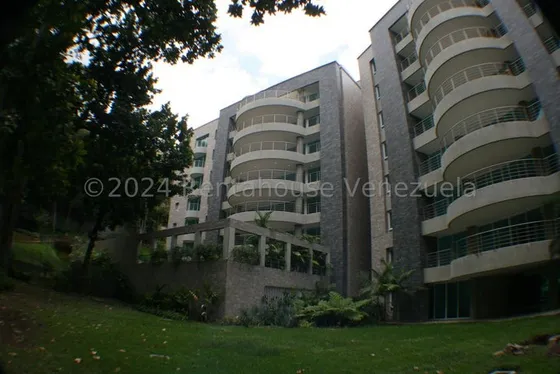 Lujoso Apartamento, En Alquiler. En Los Chorros. 24-26947