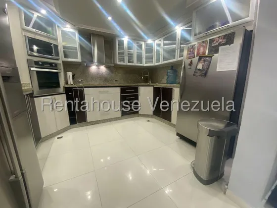 Descubre Este Encantador Townhouse Un Hogar Que Combina La Tranquilidad Con La Comodidad. Ubicada En Una Urbanización Cerrada Para Quienes Buscan Un Espacio Tranquilo Y Familiar Cuenta Con Pozo