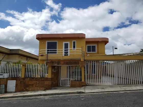 Los Naranjos Del Cafetal Imponente Vista 12 Años De Construcción Escaleras Y Pisos De Mármol Tanque 20.000lts Calle Privada Vigilancia 410mts 4 Habitaciones 6 Baños 4 Puestos Moderna Cocina.