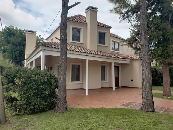 Chalet De 4 Dormitorios En Venta - Country Banco Provincia, Moreno, G.b.a. Zona Oeste