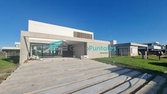 Casa En Barrio Privado Lagos De Canning Con 3 Dormitorios Y Piscina