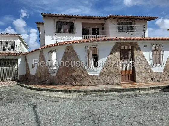 Merli Rodriguez Vende, Linda Casa En Urb Las Trinitarias.