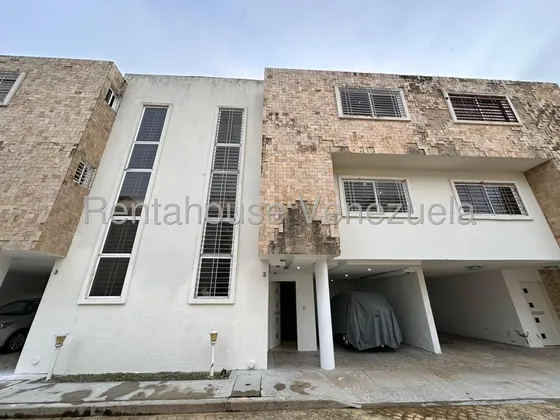 25-10154 Townhouse En Alquiler, Urb. Villa Rossana, El Limon Mord