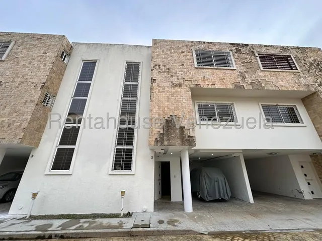 25-10154 Townhouse En Alquiler, Urb. Villa Rossana, El Limon Mord