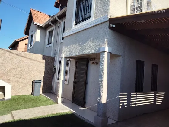 Muy Iluminada Casa De 4 Dorm. Y 3b En Venta. En Maipú