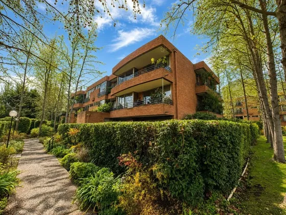 Con Gran Jardín, Orientación Norte Y Estupenda Ubicación