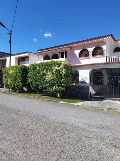Hermosa Casa-quinta En Venta En La Urbanización Los Castores, San Antonio De Los Altos