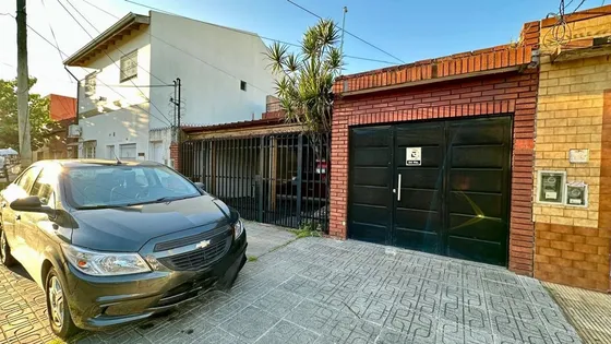 Casa 4 Ambientes En Venta En Caceros Centro