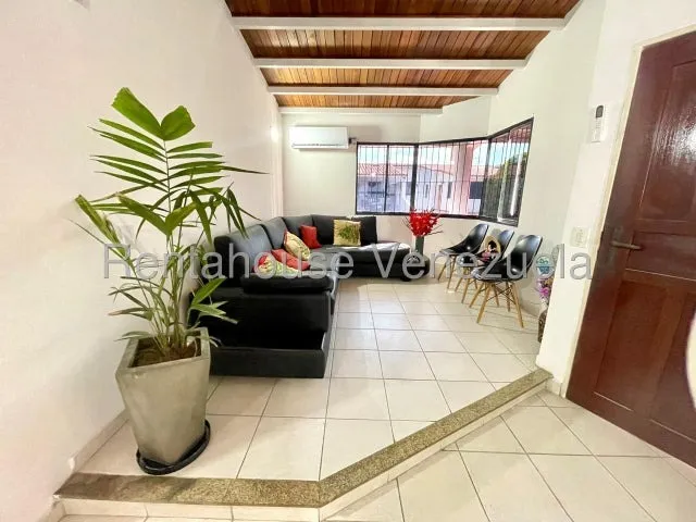 Zulay Gonzalez Vende Bella Casa En Conjunto Privado En Cabudare Mls 25-15230 