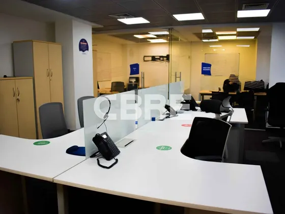 Oficina Con Buena Habilitación En Isidora