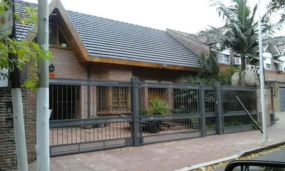 En Venta En Ciudad Jardin Chalet 5 Amb 3 Baños Piscina F: 7100