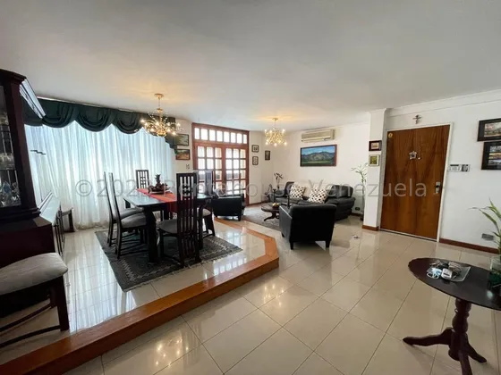 Casa En Venta Urb Andres Bello Maracay De Dos Niveles Muy Segura Con Tanque De Agua Kg