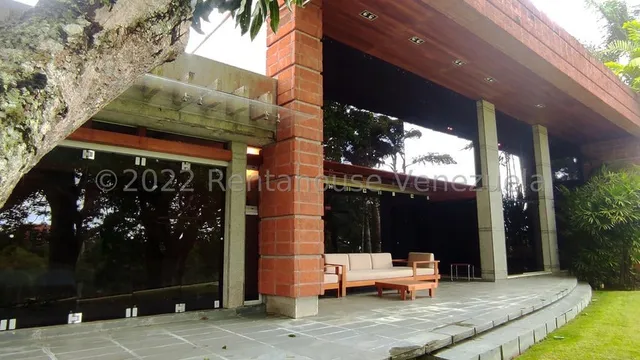 2368m2 De Terreno Y 475m2 De Construcción, Se Vende Casa En La Lagunita 3hab., 8ba., 6est.,amplios Jardines, Vista Al Campo De Golf, Espectacular, Mls#24-20061