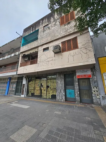 Depto Planta Baja Con Patio De 3 Dormitorios  En Av Mitre 60