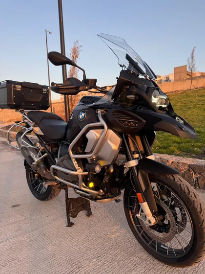 Triple Black, Escape Akrapovic, Único Dueño