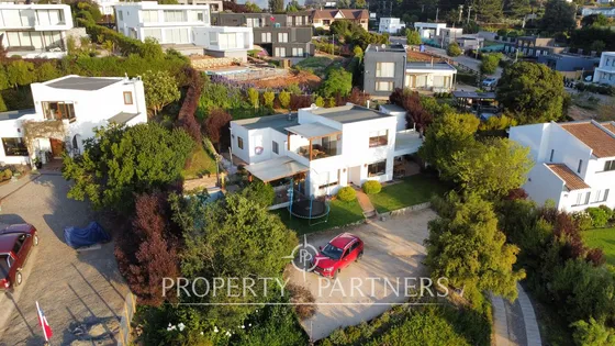 Increible Casa Remodelada En Condominio Residencia...