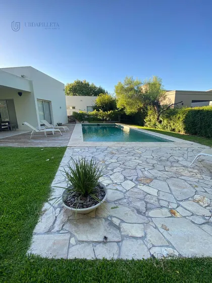 Casa Sobre Lote Interno Con Fondo A Área Verde