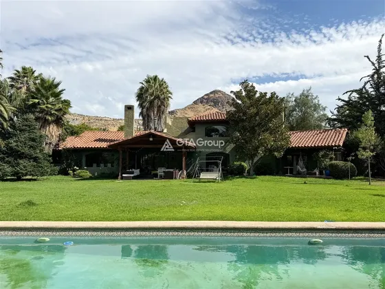 Casa En Venta / Arriendo En Chicureo Con Gran Terreno.