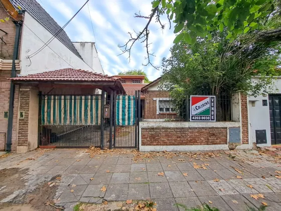 Casa En Venta De 4 Dormitorios C/ Cochera En Banfield