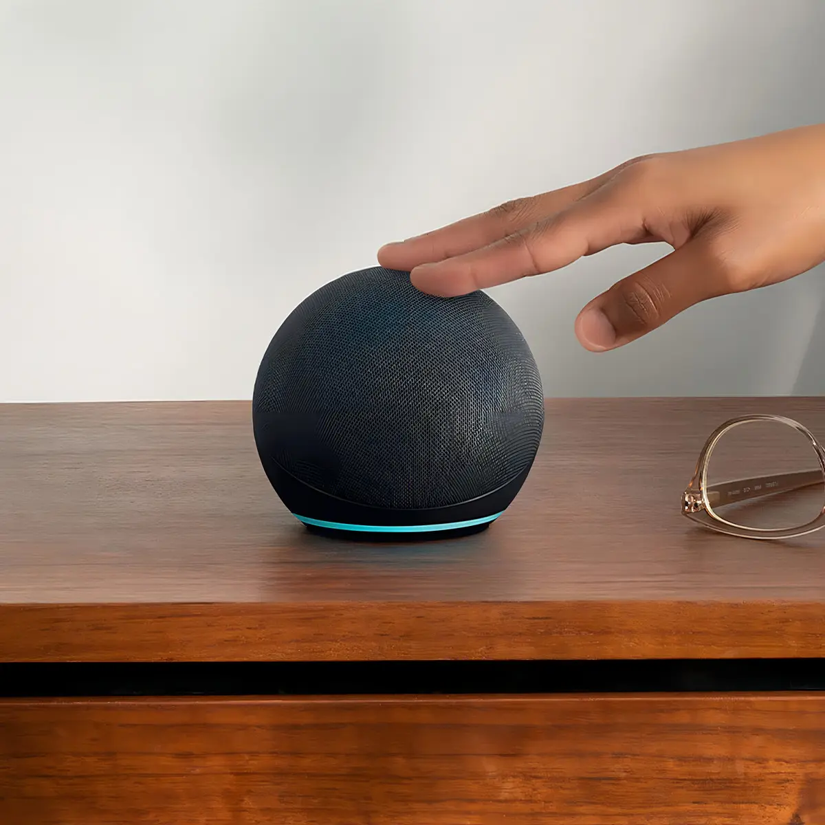 Imagem 8 de comparação entre Echo Show 8 de terceira geração e Echo Dot de quinta geração