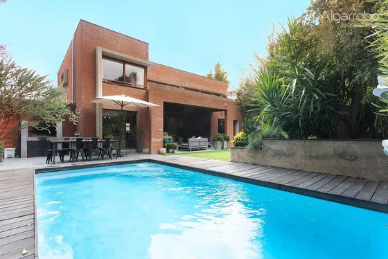 Casa En Venta De 5 Dorm. En Las Condes
