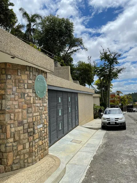 Se Vende  Casa 1000m2. 4h+3s/4b+2s/8p. Los Naranjos.
