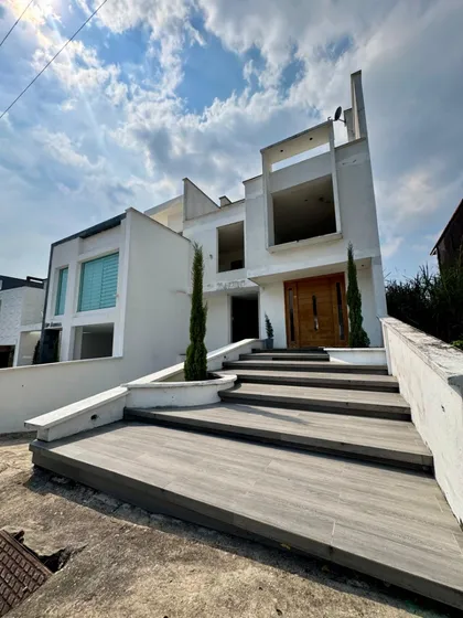 En Venta Gran Casa En Urbanización Colinas De Pirineos  (obra Gris)