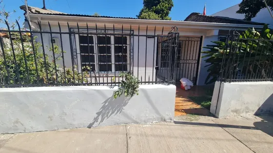 Casa Sólida Con Gran Patio.
