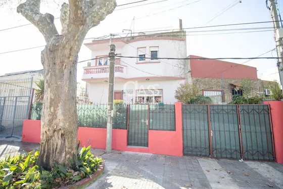 Venta Casa 3 Dorm,  Cochera, Gran Azotea Con Parrillero, Prado.