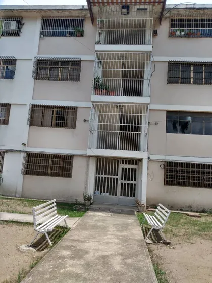 Vendo Apartamento, Listo Para Remodelar, En La Urbanizacion La Barraca